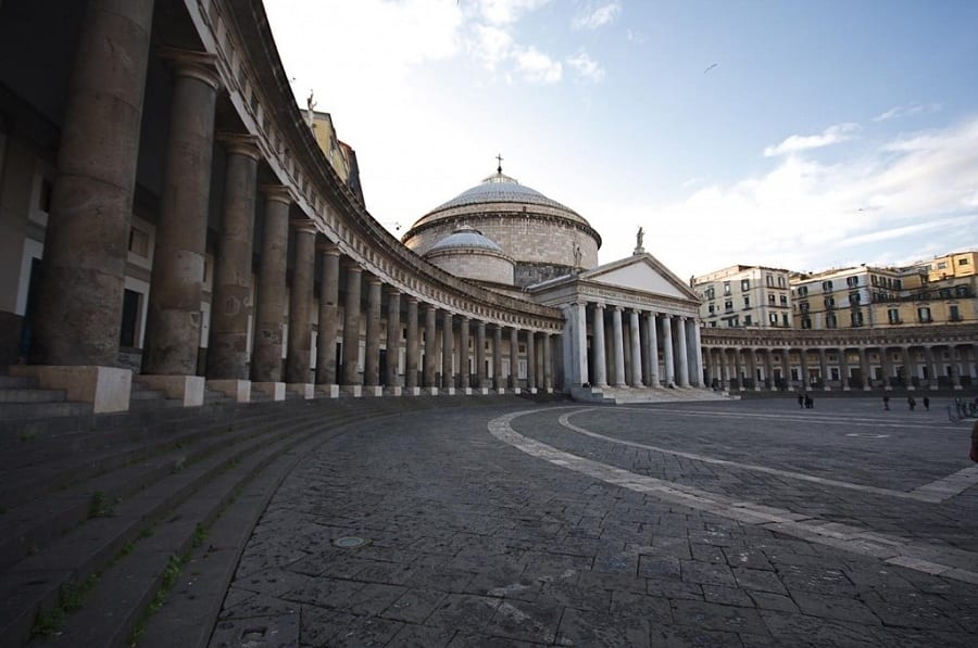 La Rinascita Di Piazza Del Plebiscito A Napoli Ristoranti E Botteghe