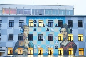 Una facciata dipinta con street art a Kaunas