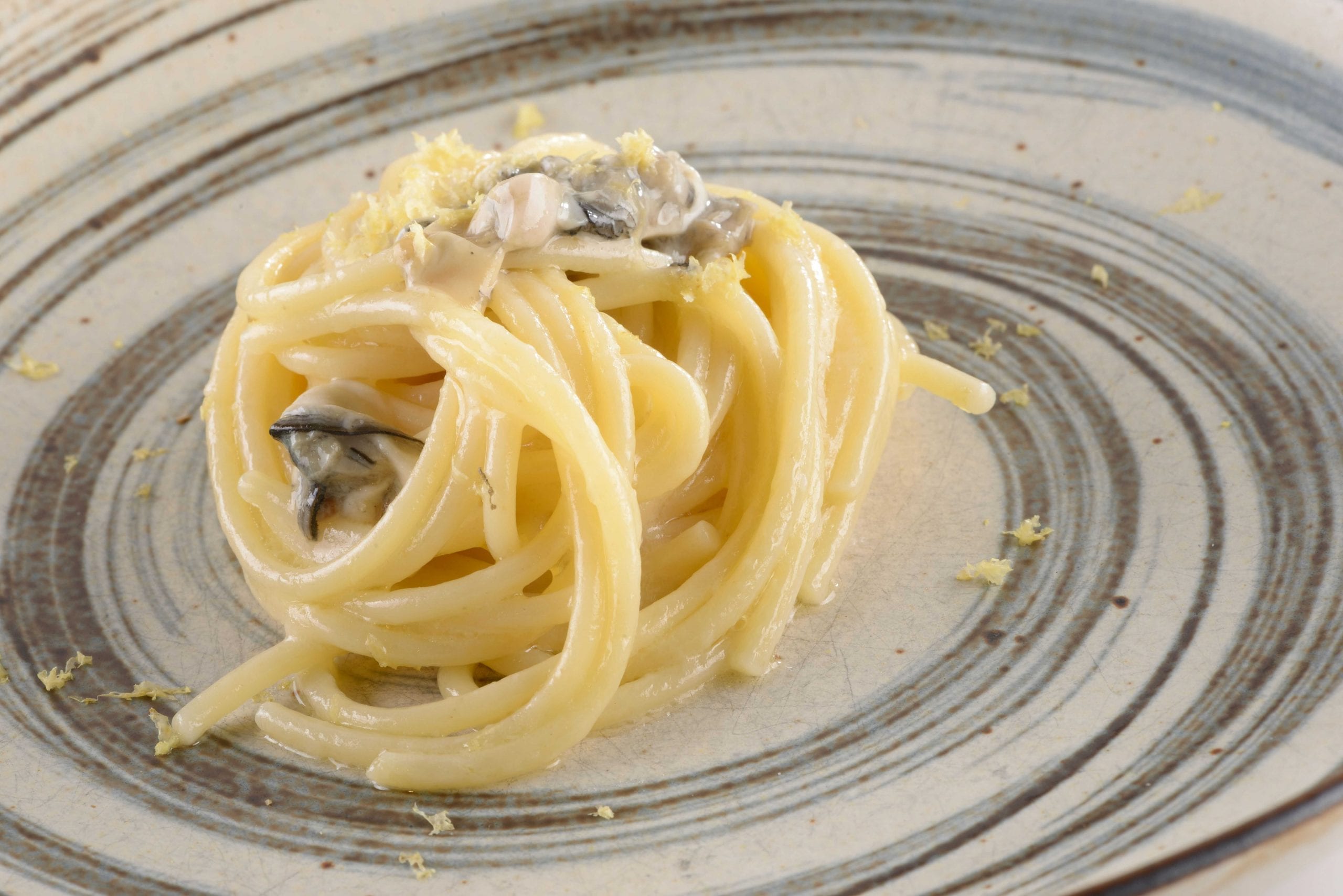 Spaghettone "Felicetti", burro affumicato alla quercia, ostriche del Po', bergamotto e distillato d'uva Prime Uve Nere