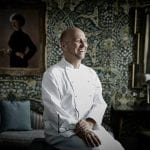 Heinz Beck in una delle sale del Browns Hotel di Londra, in divisa da chef