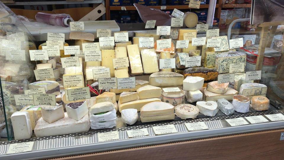 Il banco dei formaggi della bottega i Cherchi di Cagliari
