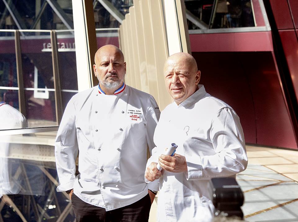 Frederic Anton e Thierry Marx in divisa da chef davanti alla Tour Eiffel