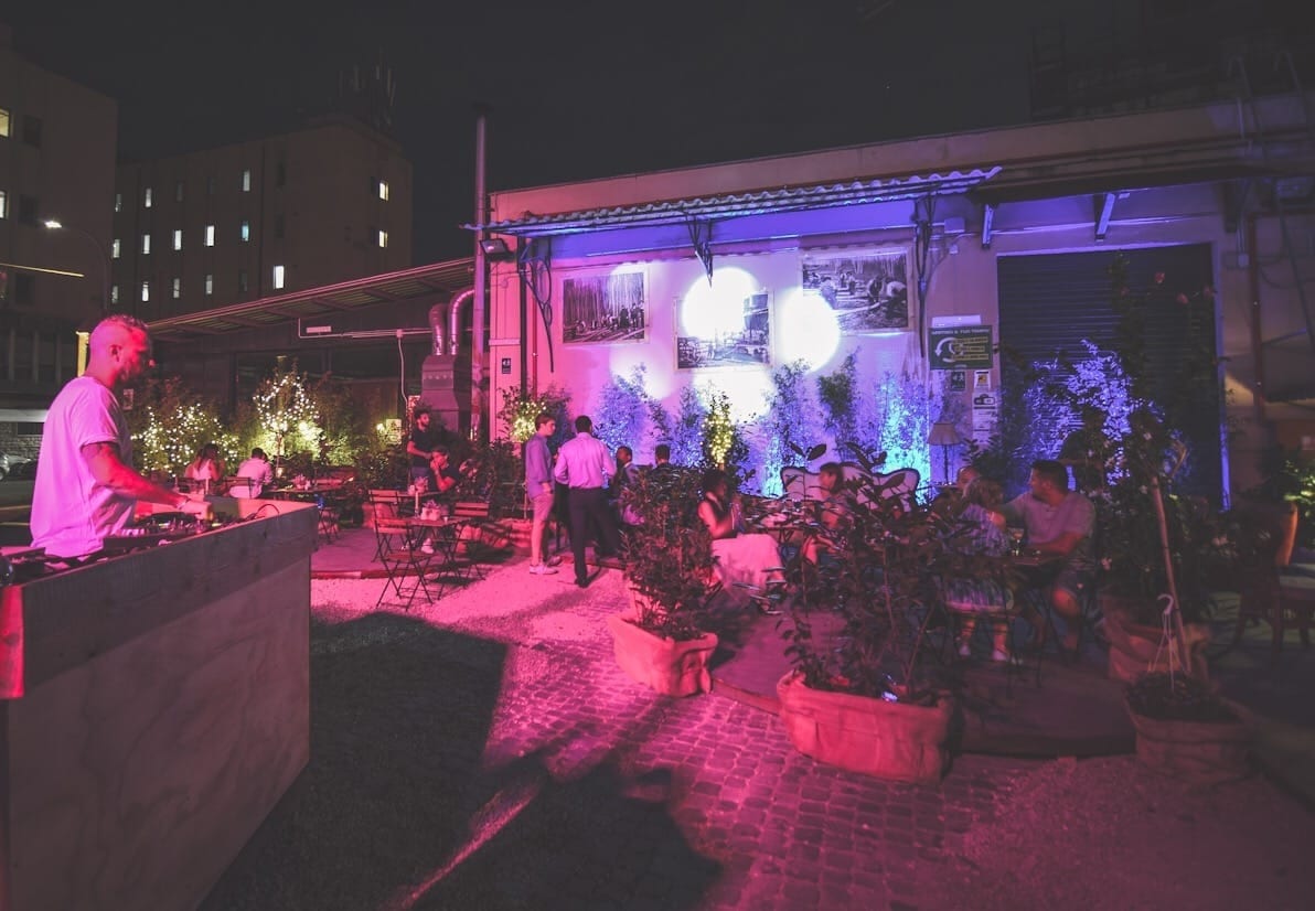 Il cortile della falegnameria Legnami Blasi di sera, trasformato in cocktail bar
