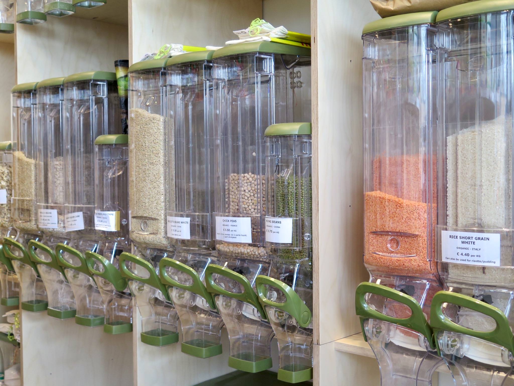 Vendita di legumi e cereali sfusi nei dispenser di un supermercato food coop