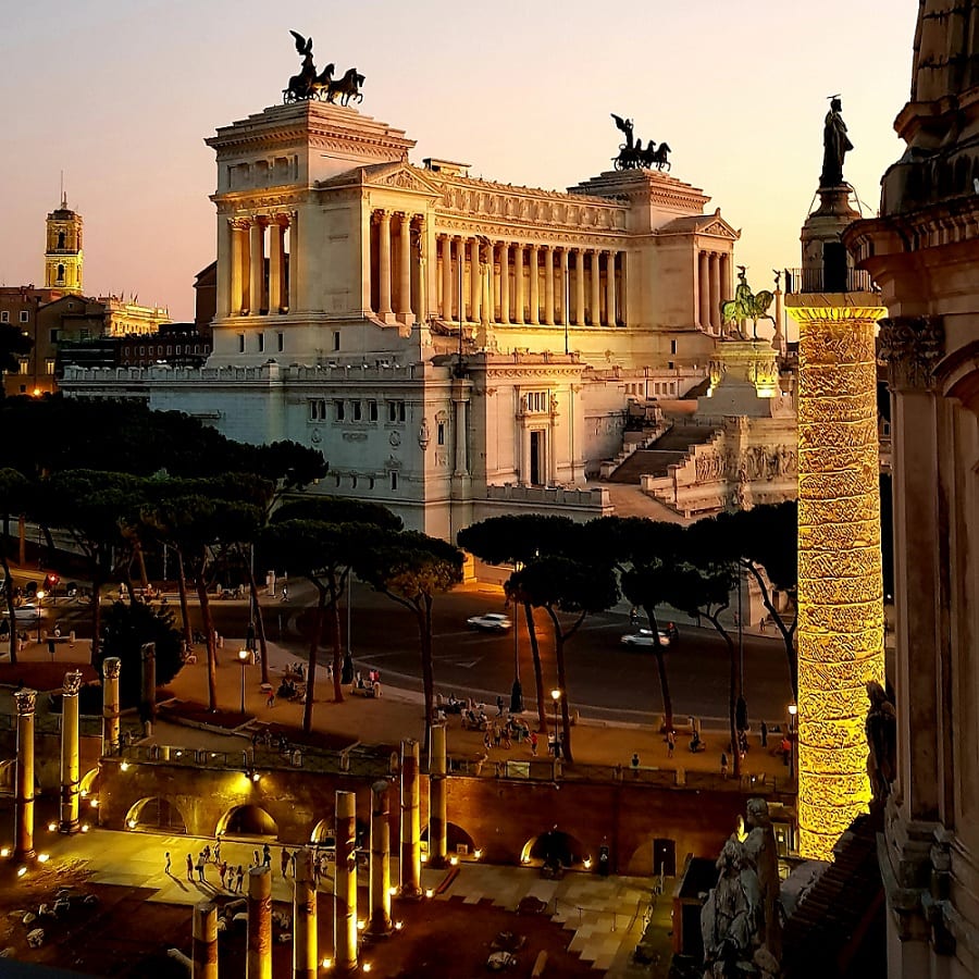 Vista al tramonto dei fori imperiali, con colonna di Traiano, Vittoriano e Campidoglio, visti dall'alto