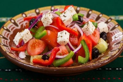 Insalata greca con feta, pomodori, olive, peperoni, cipolle e timo