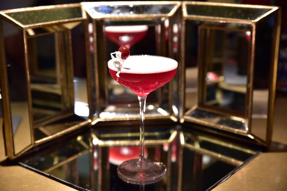 Un cocktail all'amarena in coppa Martini