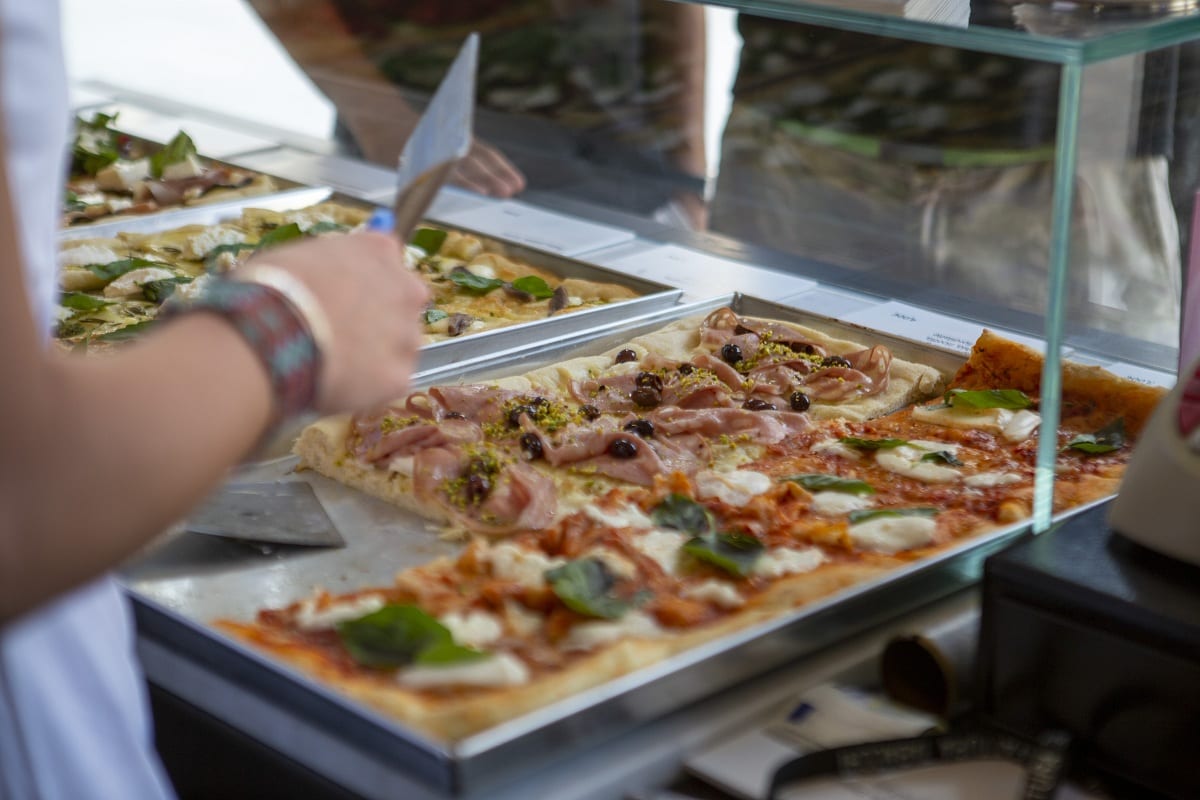 La pizza in teglia di Manifattura Tabacchi a Firenze, le proposte viste da dietro il bancone
