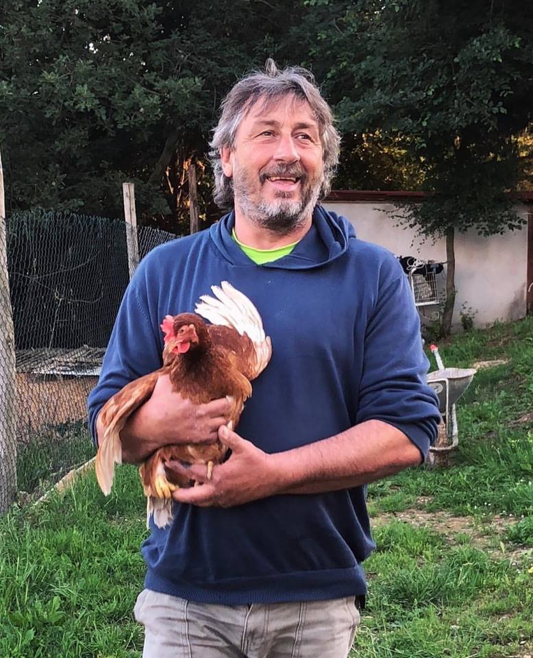 Maurizio Cilia di Galline Felici con una gallina in braccio