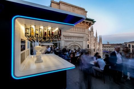 Il bar robotico Makr Shakr sulla terrazza The View con vista sul Duomo di Milano