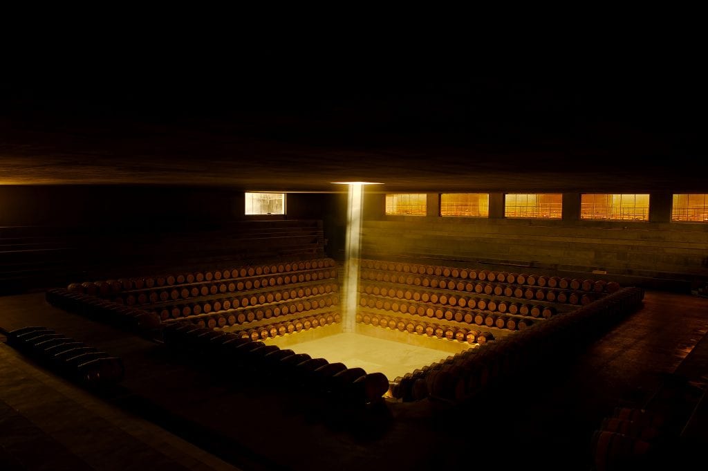 La barriccaia di Renzo Piano alla Rocca di Frassinello, come un palcoscenico illuminato nel buio