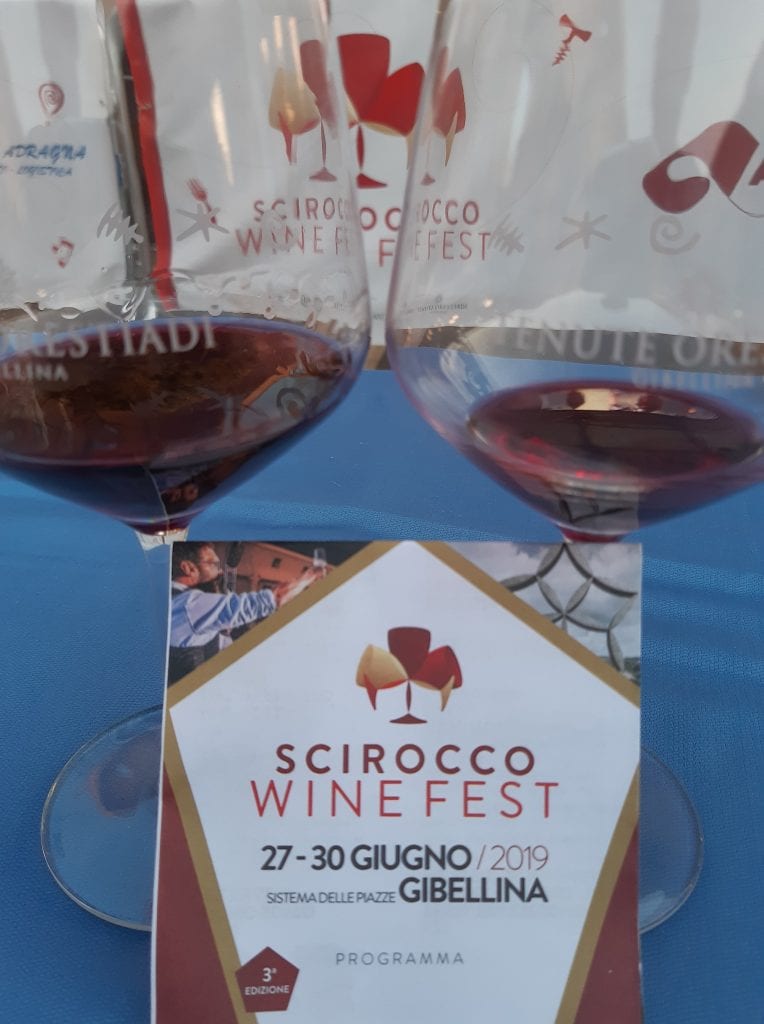 Calici di vino in degustazione allo Scirocco Wine Fest