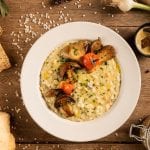 Trattino a Lione: un piatto di risotto con i funghi con gli ingredienti per realizzare il piatto