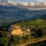 Campaccio: Borgo Mastrojanni con il relais e la tenuta vista dall'alto, intorno le colline di Montalcino e la Val d'Orcia