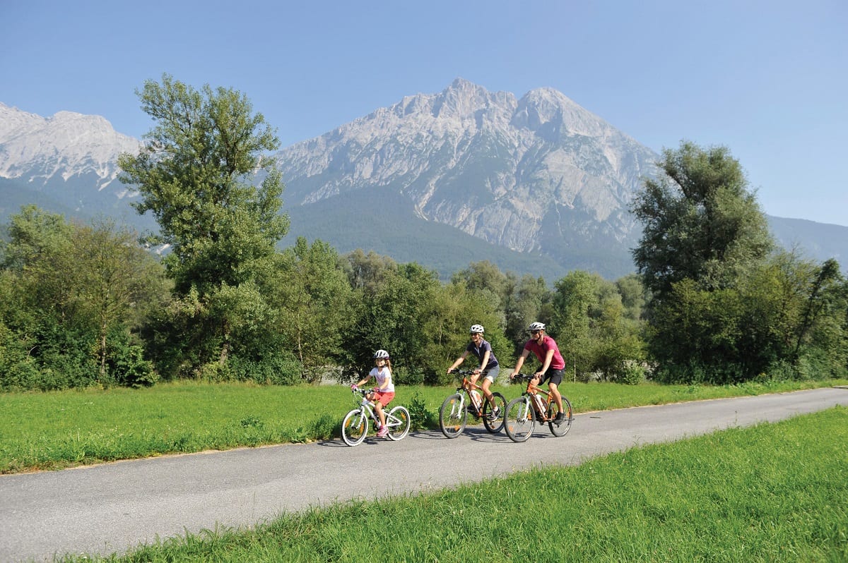 In bici in montagna: due adulti e una bambina sulla ciclovia