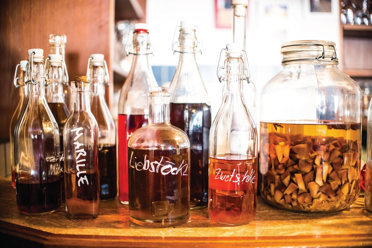 Bottiglie di distillati alla frutta in Tirolo
