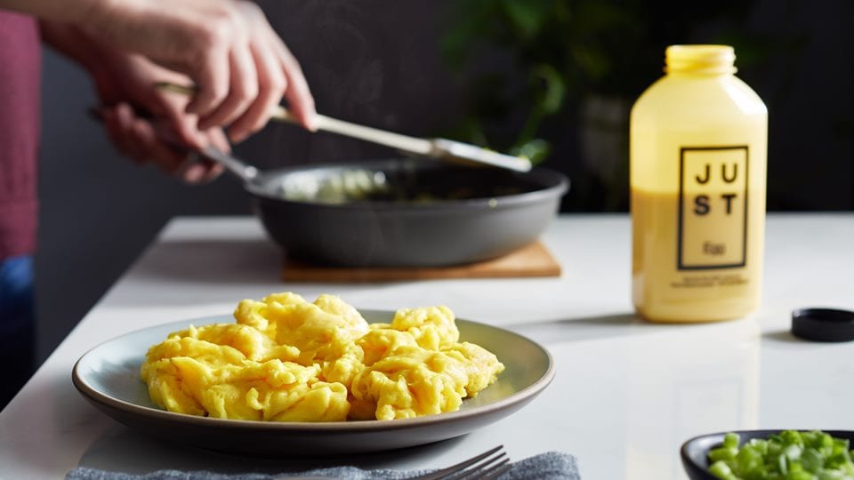 Un piatto di uova strapazzate realizzate con Just Egg