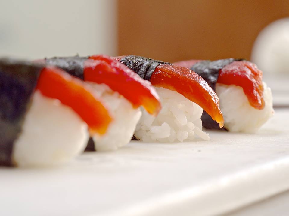Sushi con finto tonno rosso, fatto col pomodoro Roma