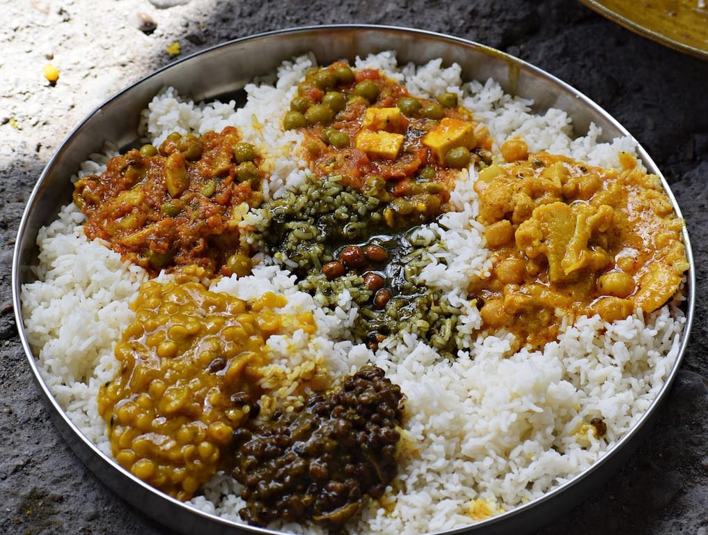 Un piatto di riso con verdure al curry in India
