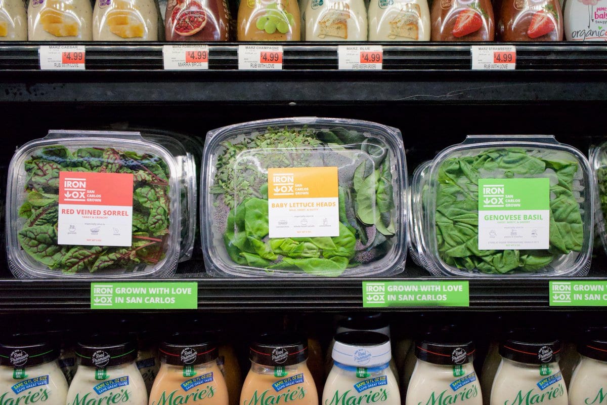 Vaschette di insalata Iron Ox al banco frigo del supermercato