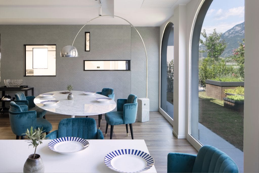 La sala di Peter Brunel, con tavoli bianchi, piatti bianchi e blu, poltroncine azzurre