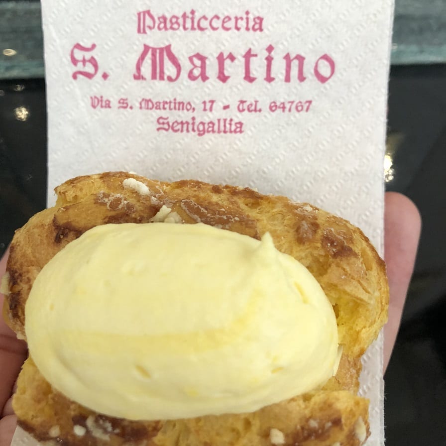 Il maritozzo di pasta bignè ripieno di crema della pasticceria San Martino di Senigallia