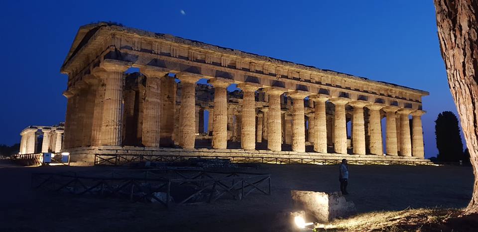 Il parco archeologico di Paestum di notte, col tempio illuminato