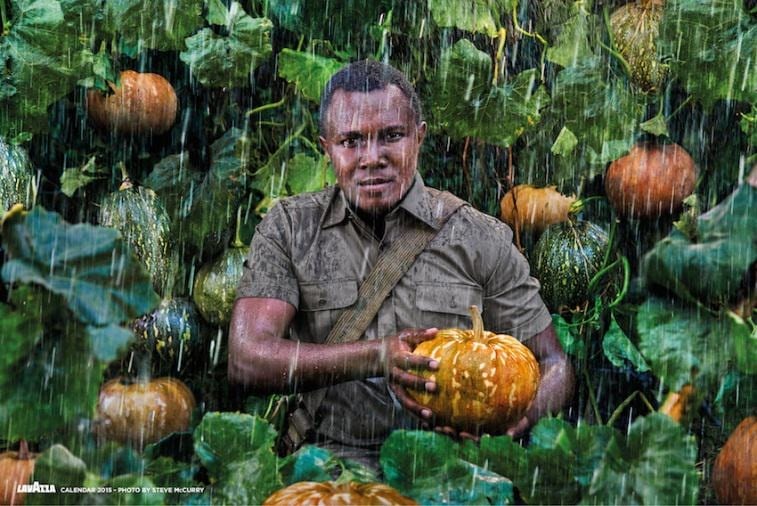 Un uomo nel campo di zucche, sotto la pioggia, fotografato da Steve McCurry