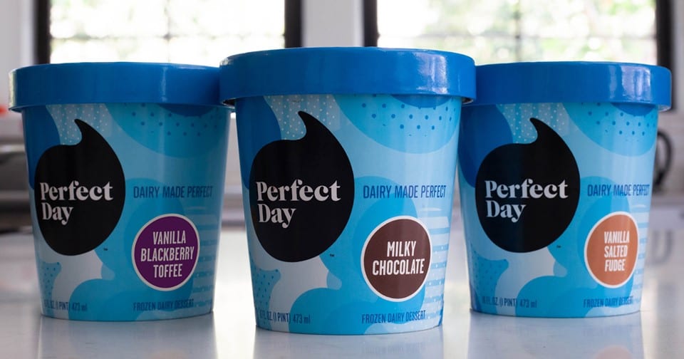 I barattoli blu di gelati Perfect Day, realizzato con finto latte