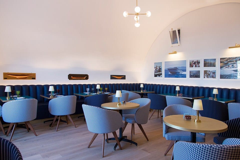 La sala del nuovo Bar del Porto, in bianco e blu