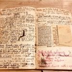 Un ricettario antico scritto a mano, aperto sulla pagina delle torte