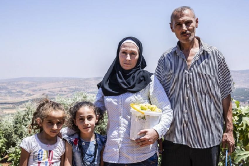 Afaf Jaafar con la famiglia e i fichi raccolti in campo, in Siria