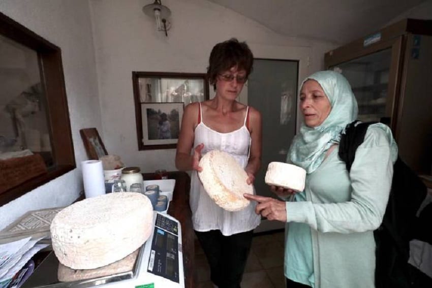 Una produttrice siriana nel caseificio di Marta Fossati