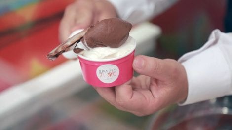 Spazio7Lab a Torino: una coppetta di gelato fior di latte e cioccolato in preparazione