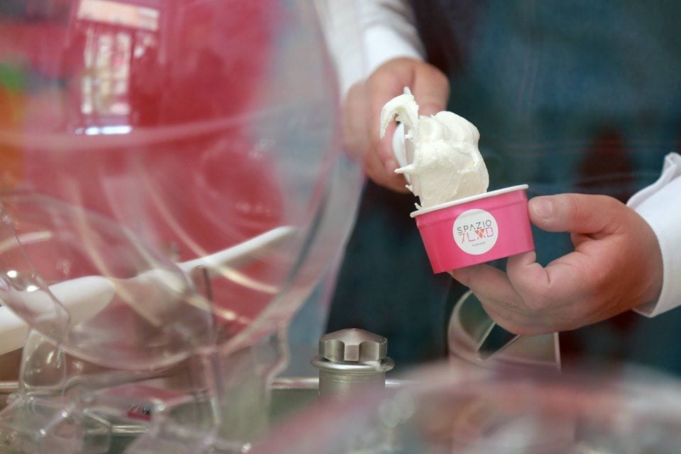 Una cppetta di gelato al fior di latte in preparazione da Spazio7Lab
