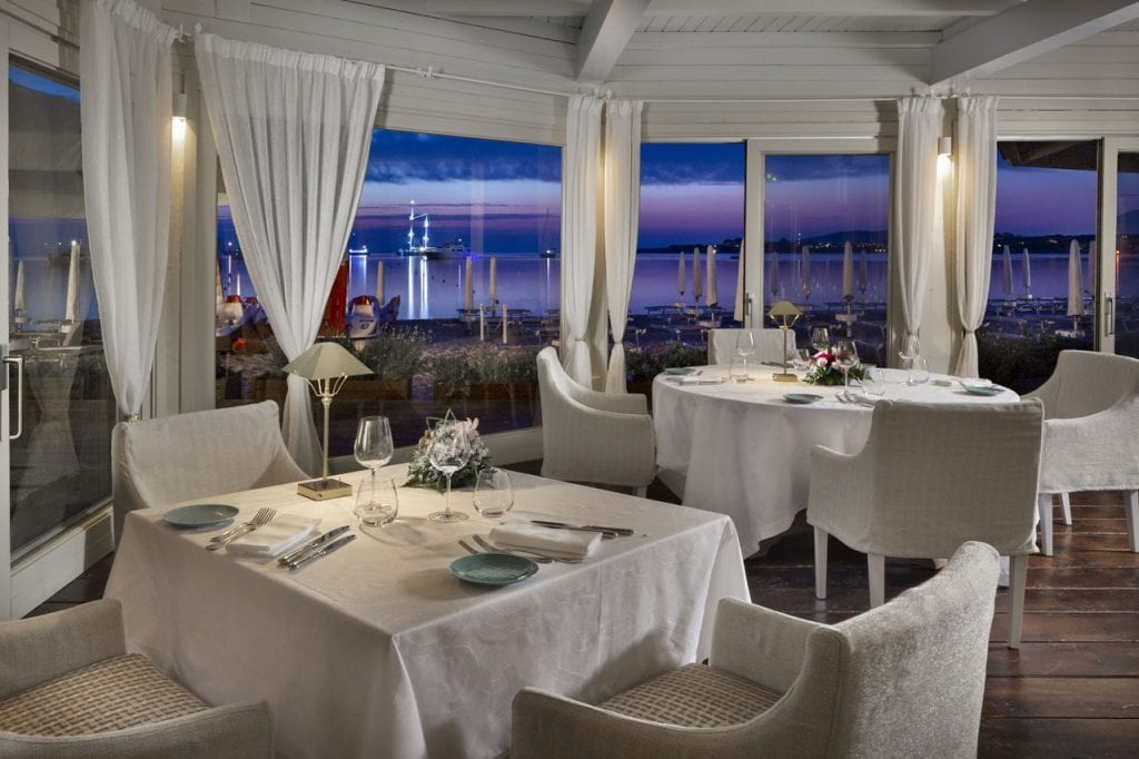 La sala del ristorante Marinella all'hotel Abi d'Oru, con vista sul mare
