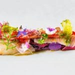 Composizione di sashimi, fiori, alghe nel piatto di Wicky's