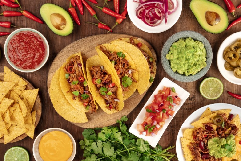 Cucina Tex mex: tacos di carne con guacamole e verdure
