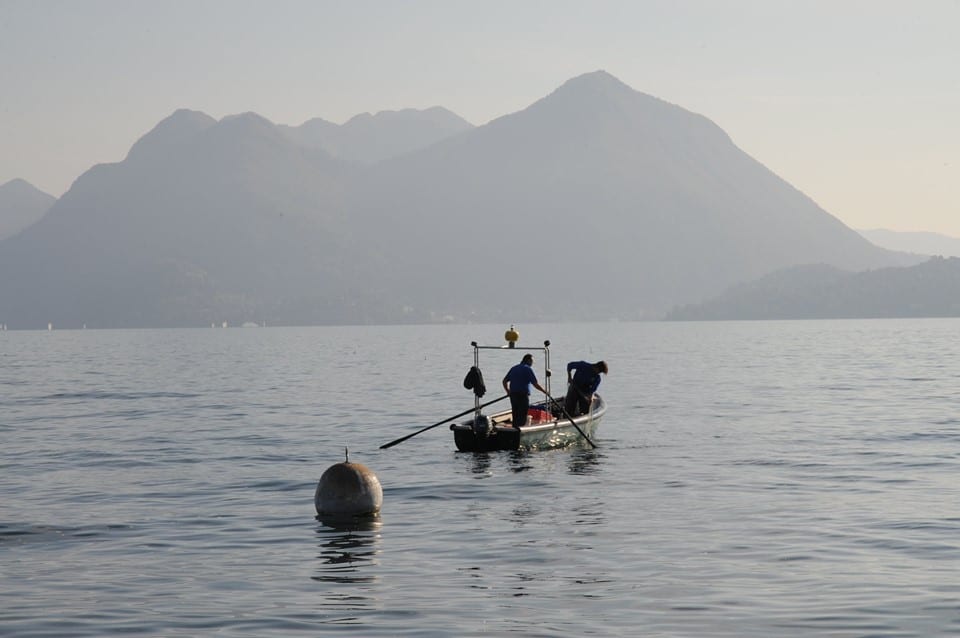 Una barca di pescatori sul lago Maggiore