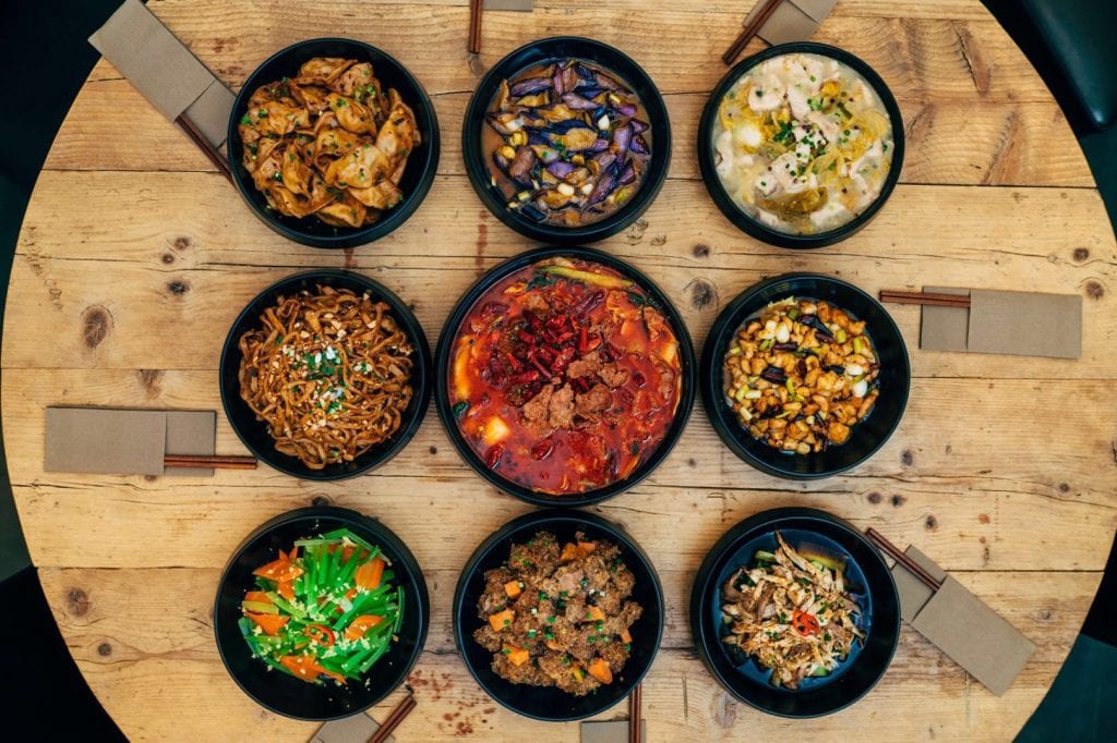 Nove scodelle di piatti tradizionali del Sichuan