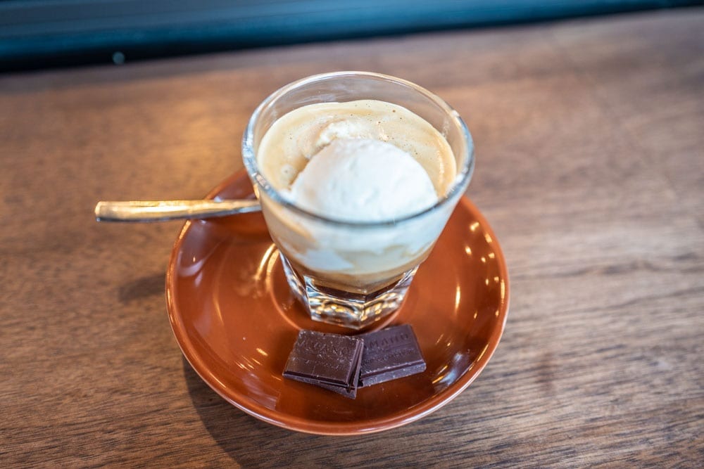 Caffè espresso in vetro con panna e cioccolato da Caffè Panna a New York