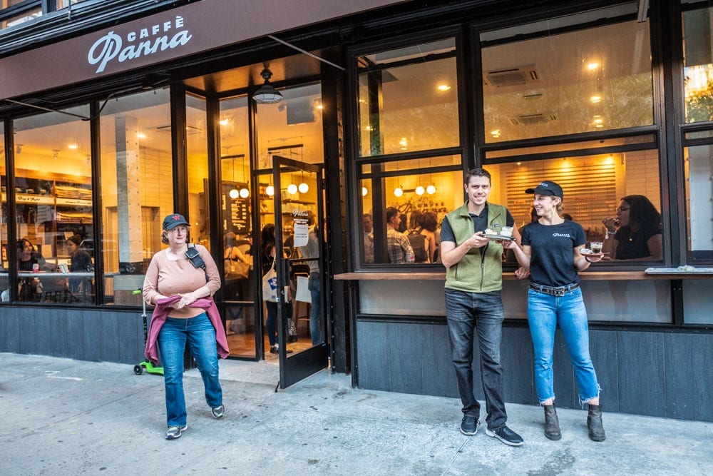 Hallie Meyer davanti alla vetrina di Caffè Panna a New York