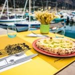 La pizza di Mauro Colagreco sul tavolo con vista sul porto vecchio di Menton di Pecora Negra