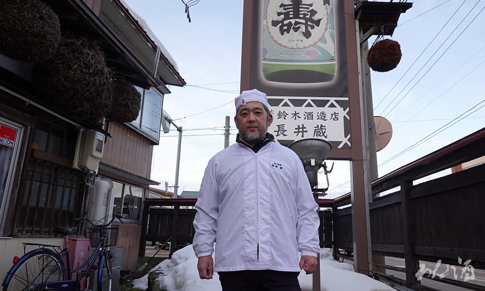 Il proprietario di Suzuki Brewery, davanti alla sua azienda di sake