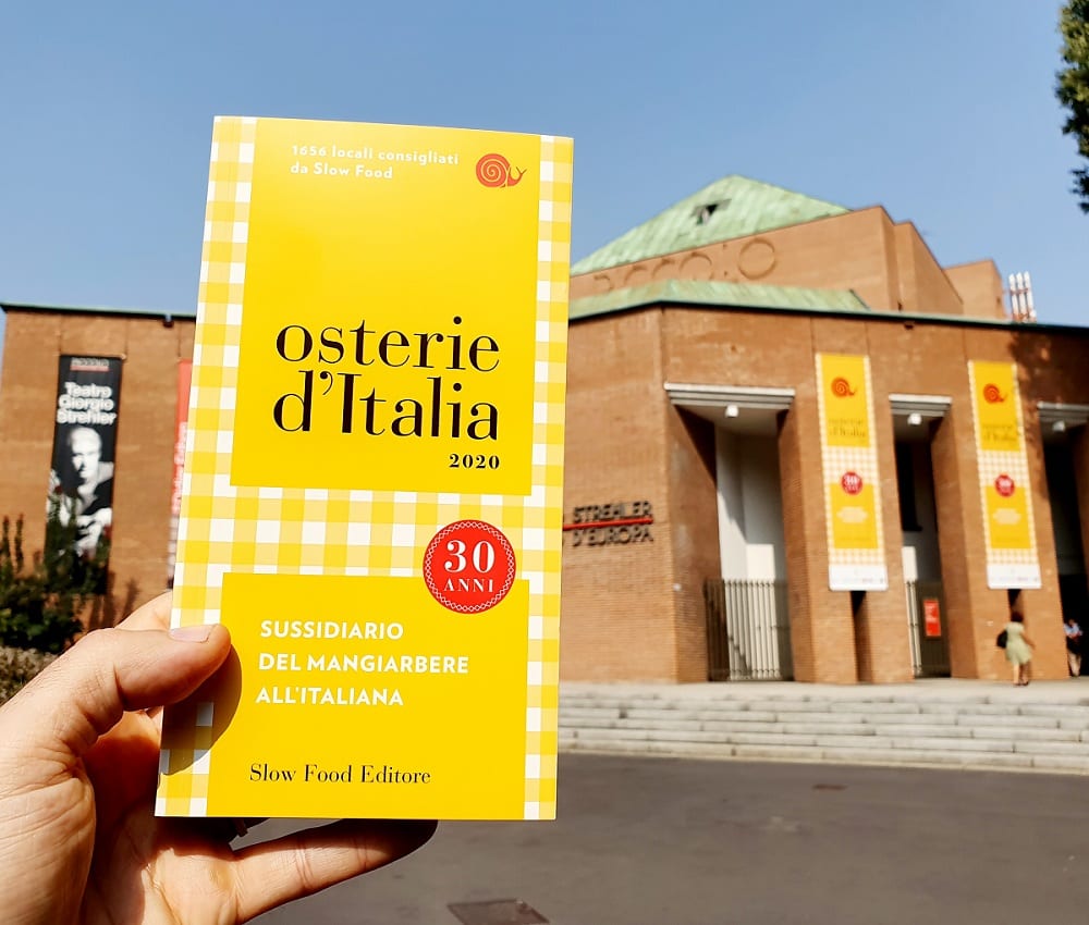 La guida Osterie d'Italia 2020, sullo sfondo il Piccolo Teatro Strelher