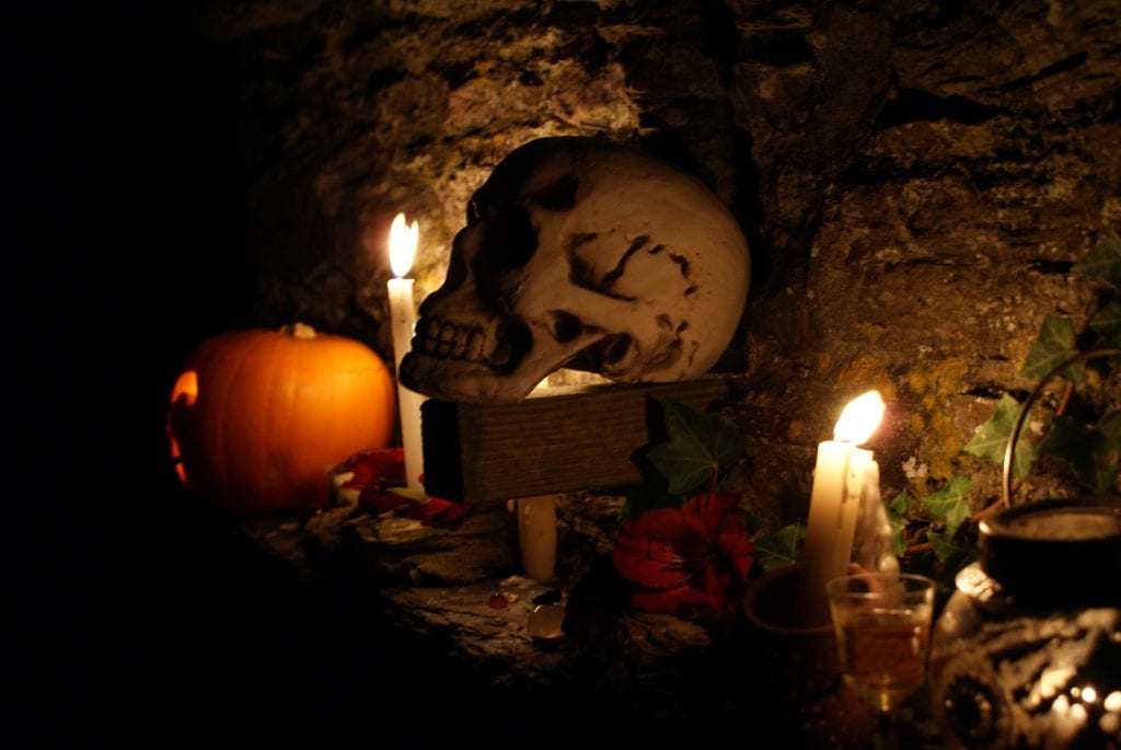 Teschio e candele per il rito pagano Samhain