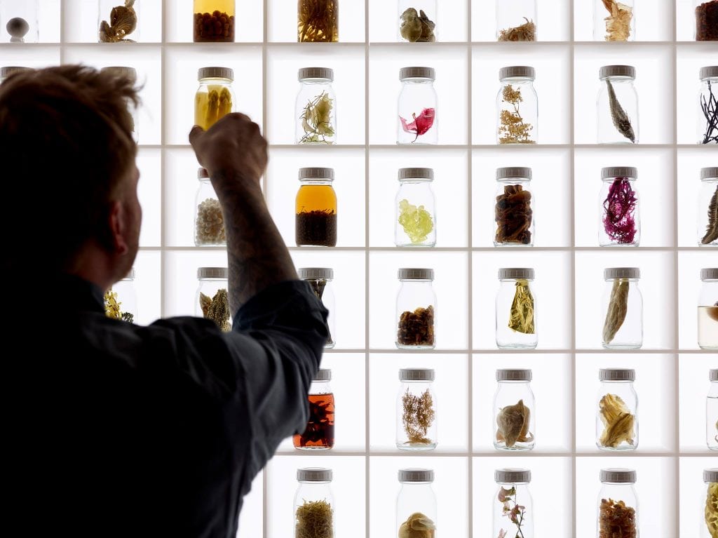 Rasmus Munk sceglie barattoli di verdure fermentate