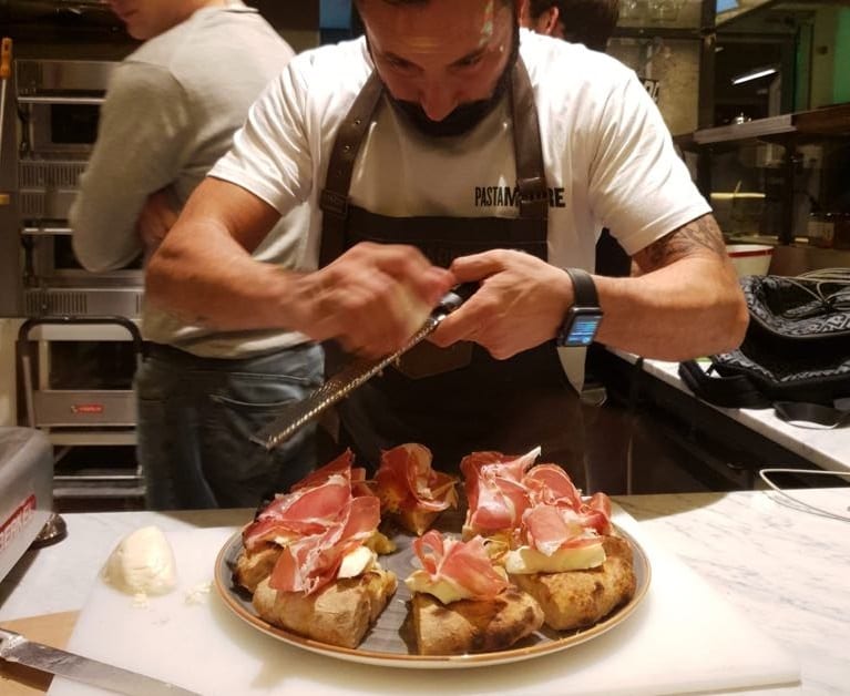 Francesco Oppido mentre termina una pizza da PastaMadre