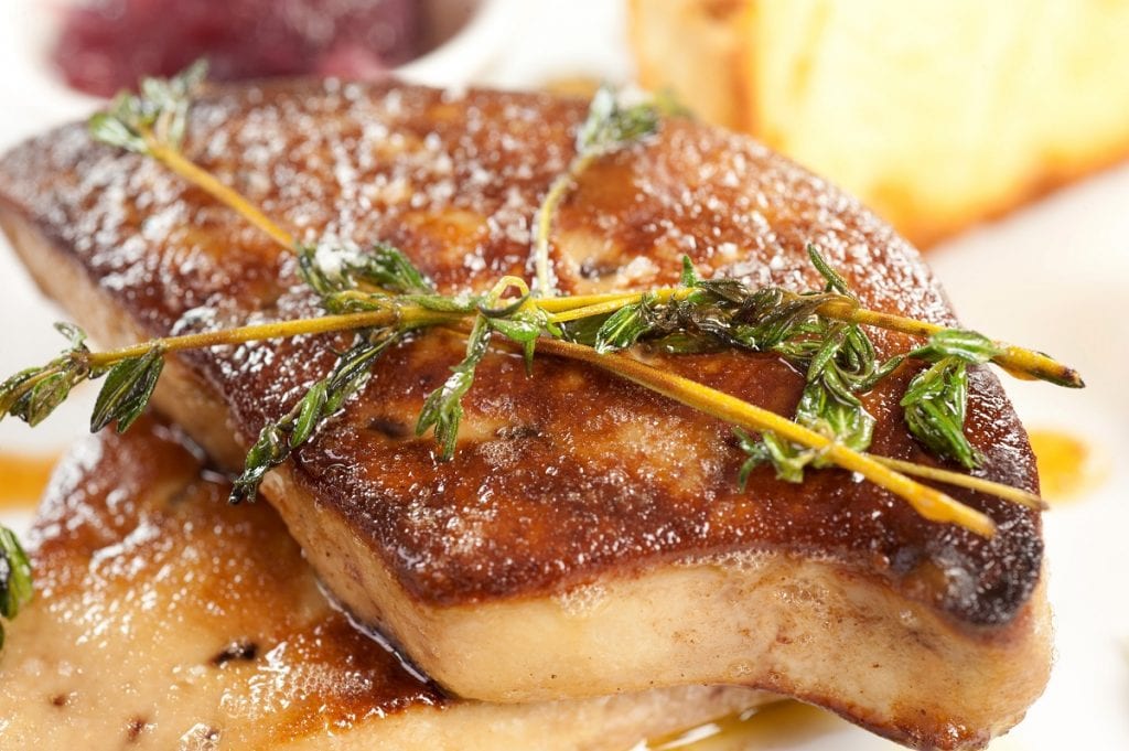 Foie gras su carne d'anatra con rametto di timo al ristorante