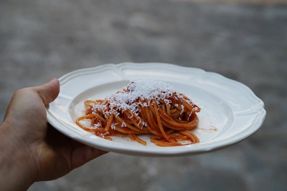 Nugolo a Firenze: un piatto di spaghetti con passata di pomodoro e formaggio